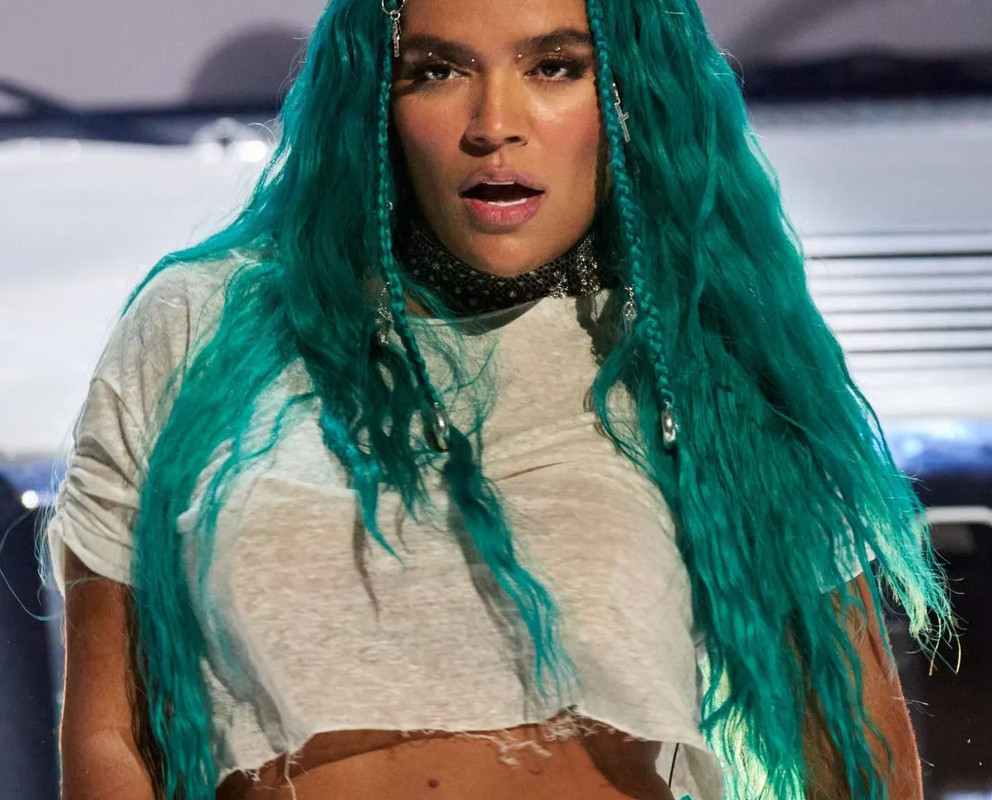 Karol G contesta críticas sobre su cuerpo: “Soy cantante no modelo”