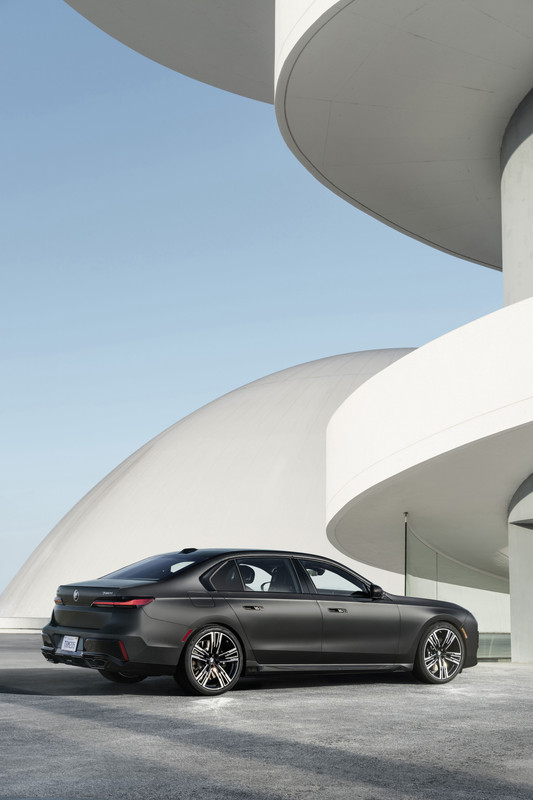 P90458165_highRes_the-new-bmw-760i-xdr