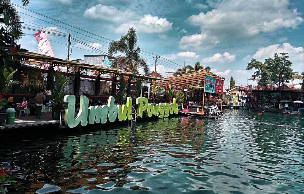 Umbul Ponggok taman tema air