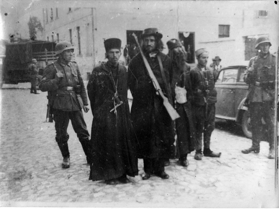 [Слика: 023-Taoci-ispred-Hotela-Zelengora-da-idu...ca-NET.jpg]