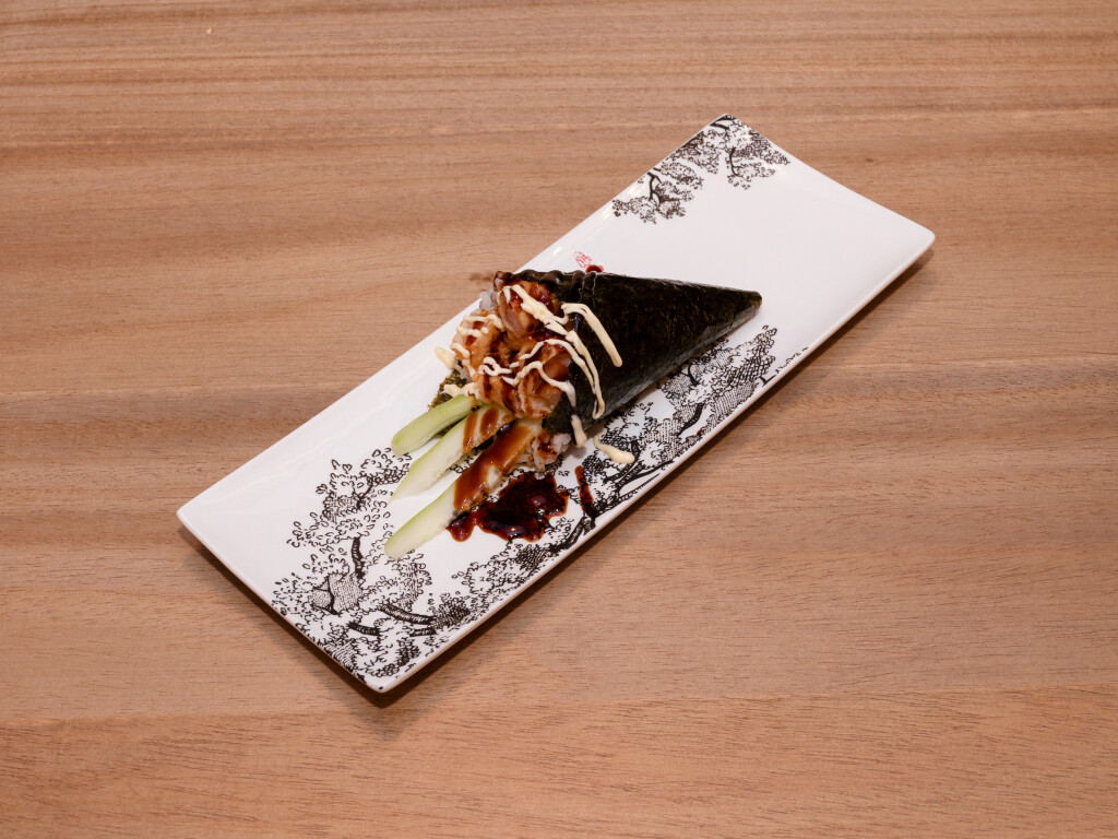 Temaki gambero in tempura, cetriolo, salsa teriyaki, maionese e ikura
