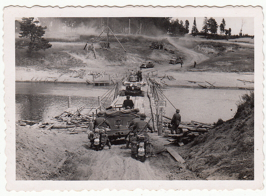 Soldaten Brücke Panzer LKW Motorrad Krad Dünaübergang Welisch Russland