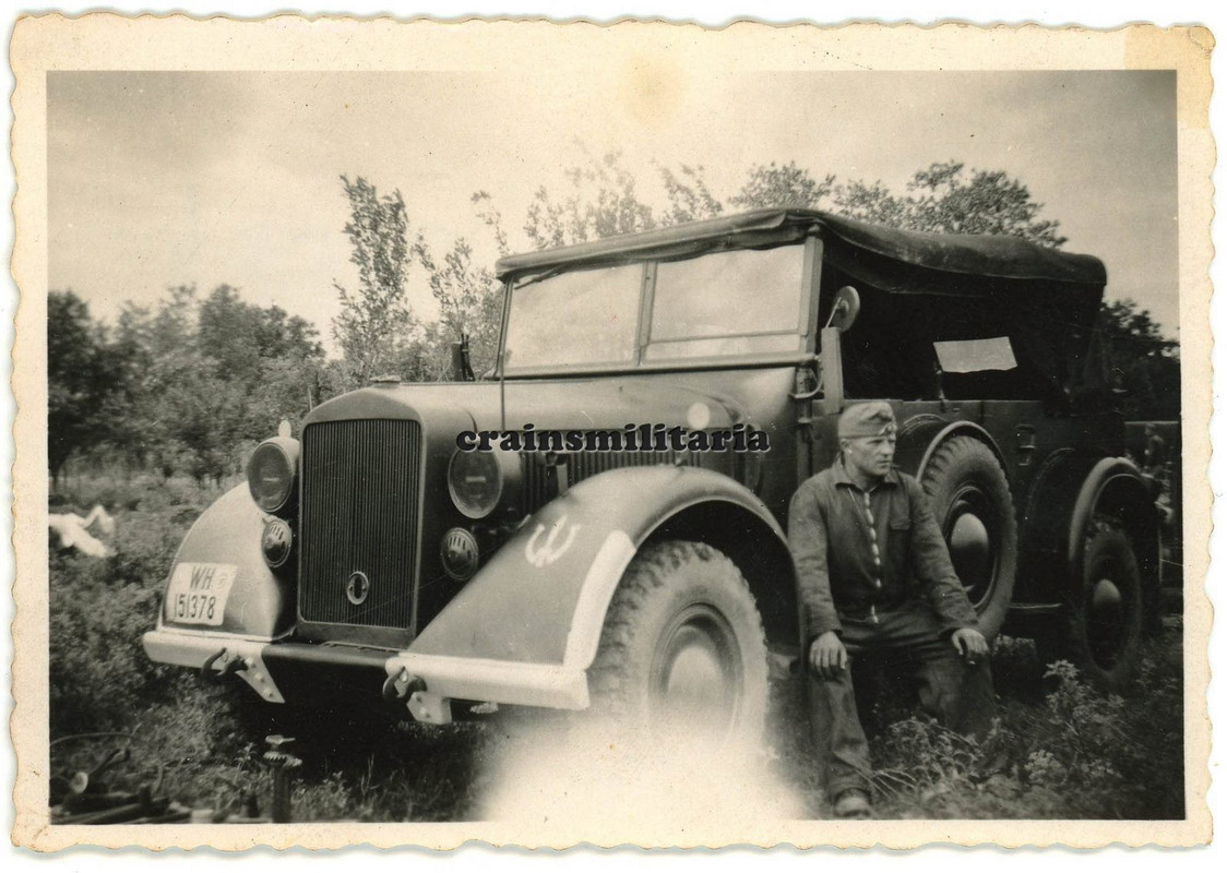 Orig. Foto Heer Einheits-Pkw Kübelwagen mit Truppenkennzeichen Wappen