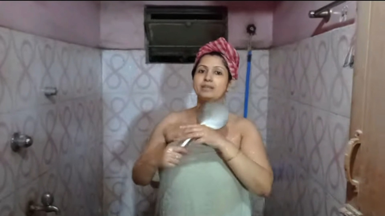 Hot Busty Bengali Aunty Bathing vlog.mp4_snapshot_01.50.017