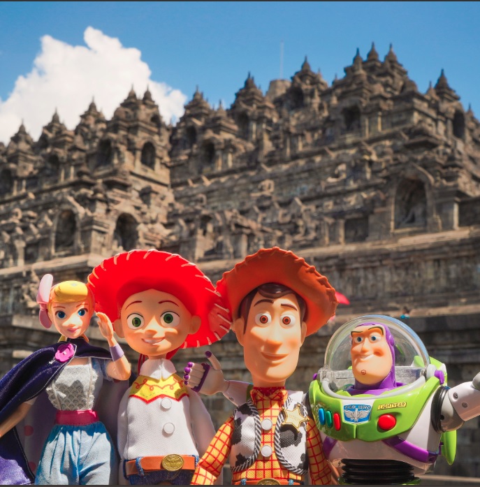 Woody bersama dengan Jessie, Buzz Lightyear dan Bo Peep juga menyambangi Candi Borobudur di Yogyakarta.