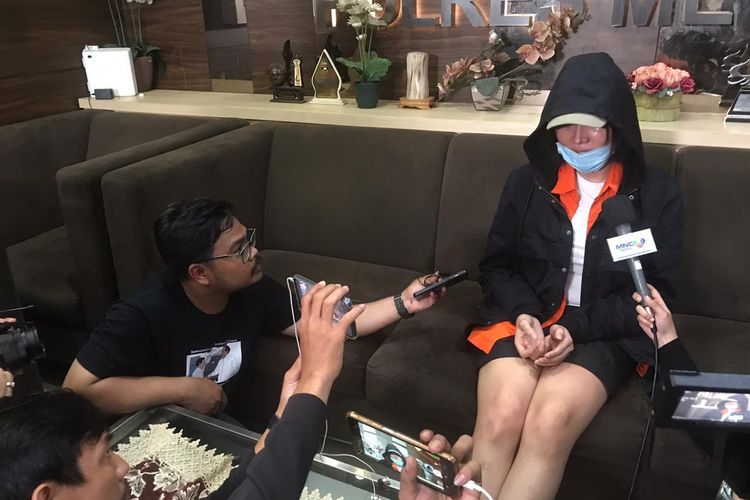 Lucinta Luna menunduk di Polres Metro Jakarta Barat, Jumat (14/2/2020) petang