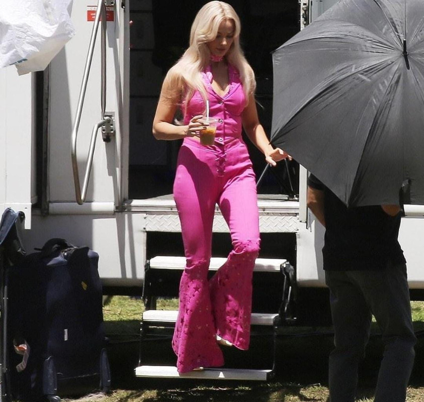 Captan a Margot Robbie con el vestuario para la película de