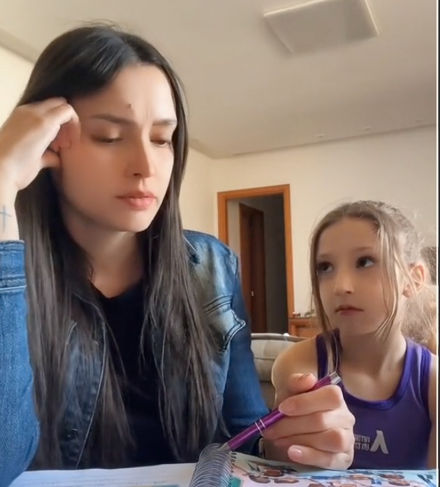 Madre intentando ayudar a su hijo con la lectura y sintiéndose un poco perdida