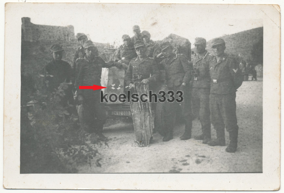 Foto Soldaten der Luftwaffe vor einem Fahrzeug mit Wappen Emblem ! Trümmer Teil