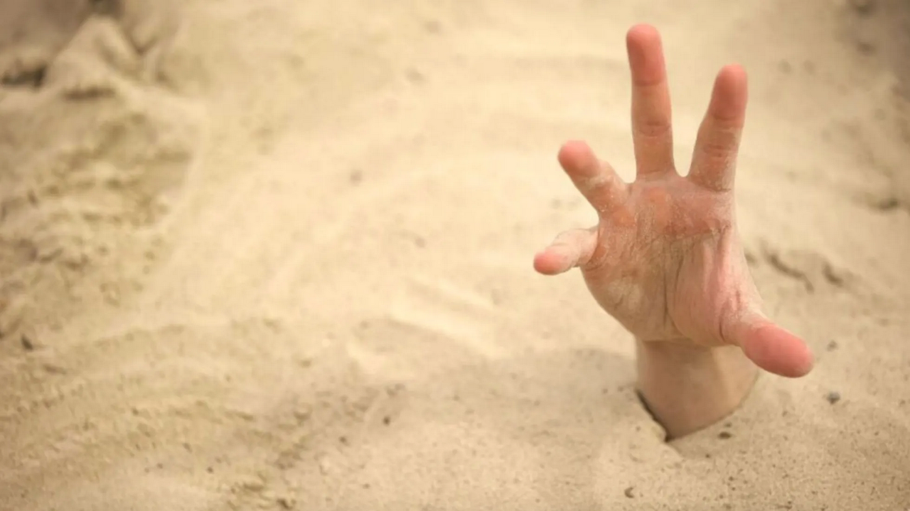 Saltó a arenas movedizas para hacer un tutorial y terminó filmando su muerte