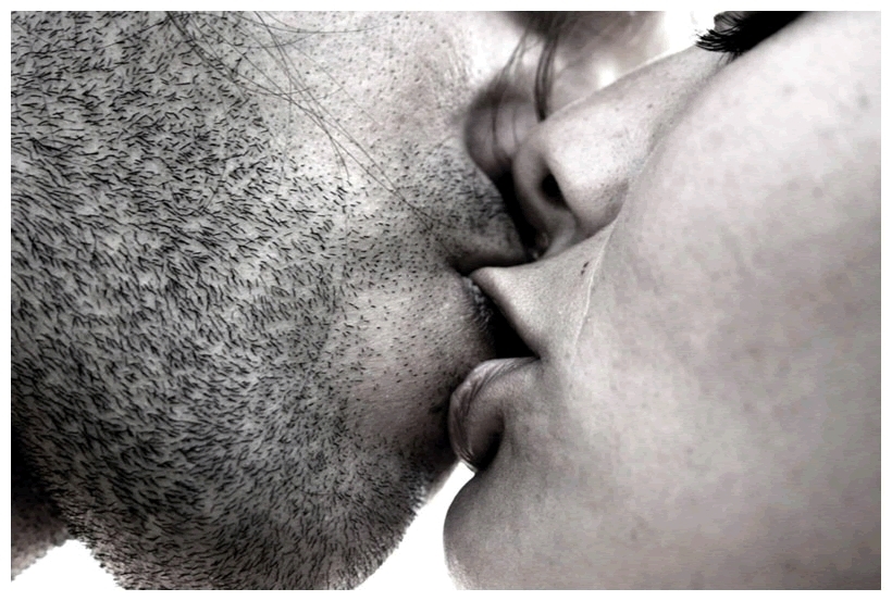 03-Romantic-Kiss