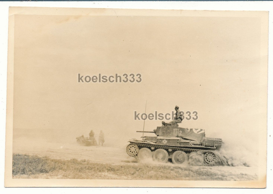 Foto CKD Praga Panzer 38(t) auf dem Marsch ! Beute Panzer WH Fliegerkennung !