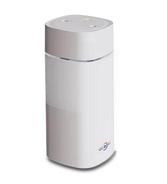 Mini humidificador de niebla fría en un escritorio con luz ambiental encendida