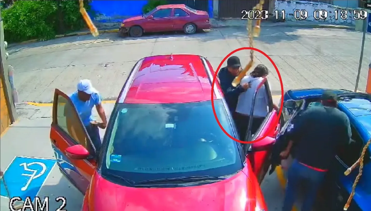 Así les roban los autos a las mujeres en Morelos, video revela modus operandi