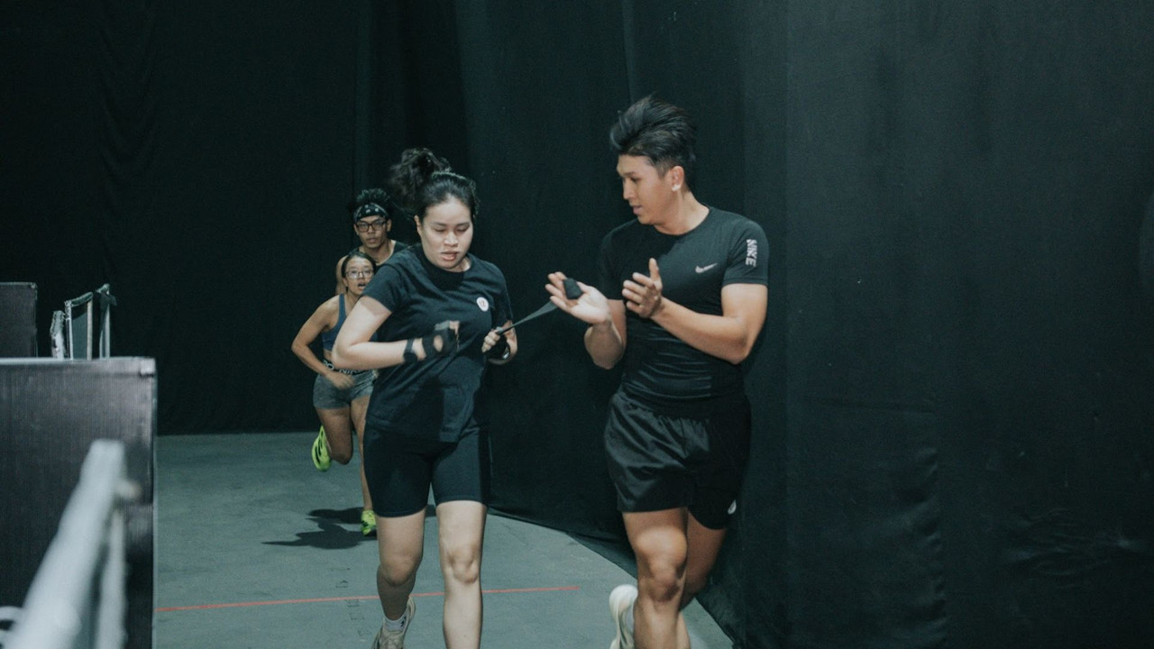Huấn luyện viên Active Fox chạy cùng học viên, hướng dẫn nhịp chạy trong buổi tập Hybrid Training kết hợp chạy bộ và sức mạnh