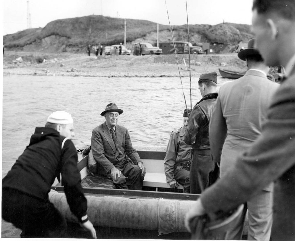 Franklin D. Roosevelt pescando en la isla de Kodiak, Alaska en 1944