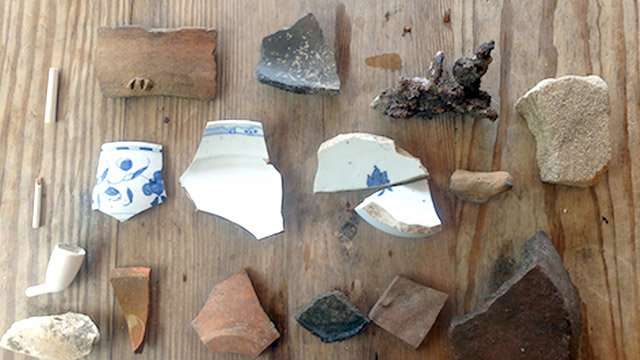 Artefatos revelados pela erosão em Woodford Hill após o furacão Maria