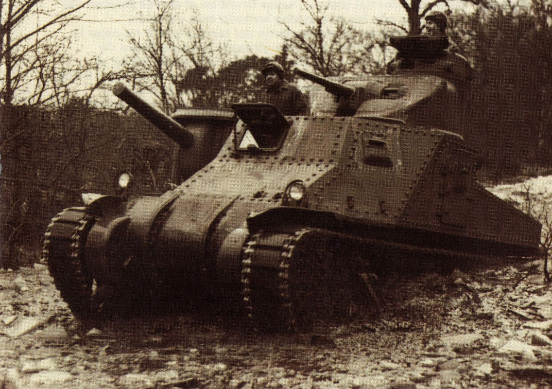 El tanque medio M3 Grant atravesando un terreno escarpado. En octubre de 1940 la Comisión Británica de Tanques Acorazados hizo varios pedidos en los Estados Unidos a Baldwin y Pullman para la fabricación en total de 200 tanques M3 Grant. Estas unidades fueron entregadas a la 8ª División del norte de África y los primeros tanques llegaron a principios de 1942. Durante de la batalla de Gazala en mayo de 1942, 167 tanques Grant constituían la principal dotación de la 4ª Brigada Acorazada y el ejército británico pudo así disponer de un tanque equiparable a los utilizados por el Afrika Korps alemán. Sin embargo, este tanque tenía algunas deficiencias. El M3 también fue utilizado por los ejércitos soviético y canadiense El tanque medio M3 Grant atravesando un terreno escarpado. En octubre de 1940 la Comisión Británica de Tanques Acorazados hizo varios pedidos en los Estados Unidos a Baldwin y Pullman para la fabricación en total de 200 tanques M3 Grant. Estas unidades fueron entregadas a la 8ª División del norte de África y los primeros tanques llegaron a principios de 1942. Durante de la batalla de Gazala en mayo de 1942, 167 tanques Grant constituían la principal dotación de la 4ª Brigada Acorazada y el ejército británico pudo así disponer de un tanque equiparable a los utilizados por el Afrika Korps alemán. Sin embargo, este tanque tenía algunas deficiencias. El M3 también fue utilizado por los ejércitos soviético y canadiense