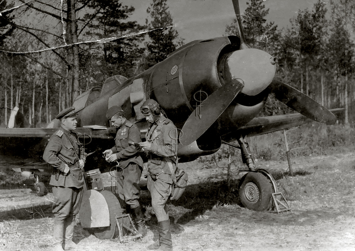 Lavochkin-La-5FN-254IAP-with-Konstantin-S-Nazimov-on-the-right-1943-01