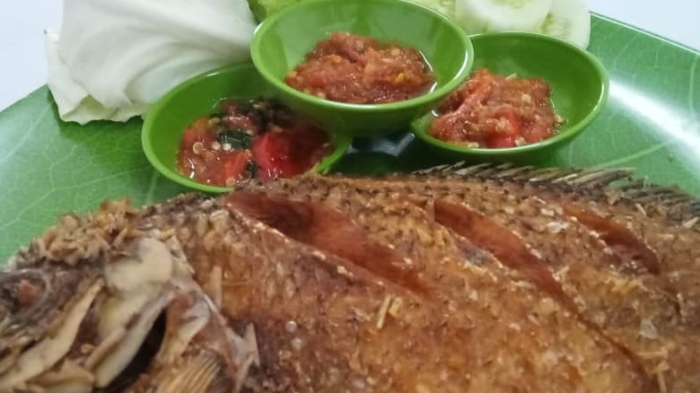 Mail Lesehan, pilihan tempat makan malam enak di Jakarta Selatan yang tawarkan menu penyetan dengan berbagai pilihan lauk dan tiga jenis sambal.
