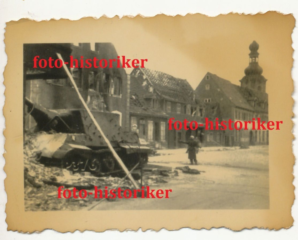 zerstörter dts. Panzer  in Stadt Ruinen Straße