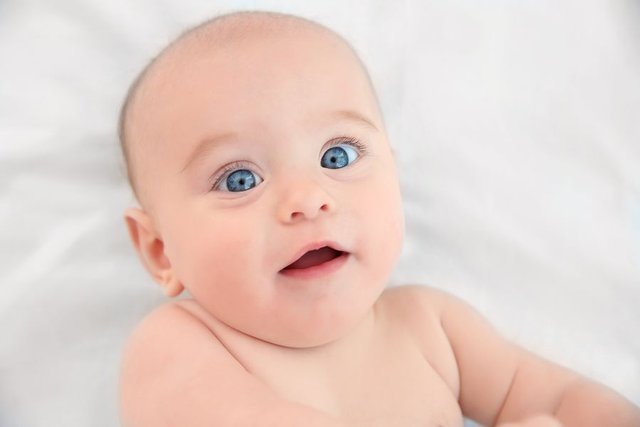 Bijna-kale-baby-die-nesthaar-verliest.jpg
