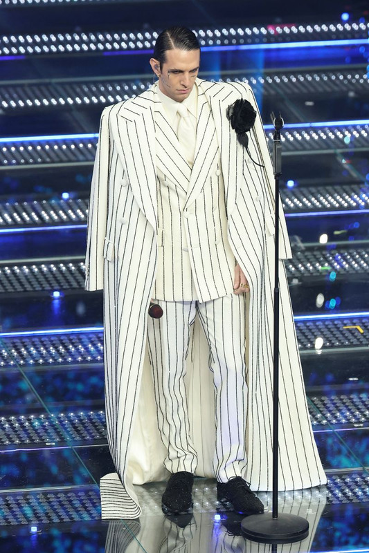 Sanremo 2025 Achille Lauro look della seconda serata del Festival