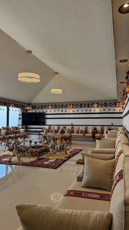 بيت شعر مع أعمدة خشبية