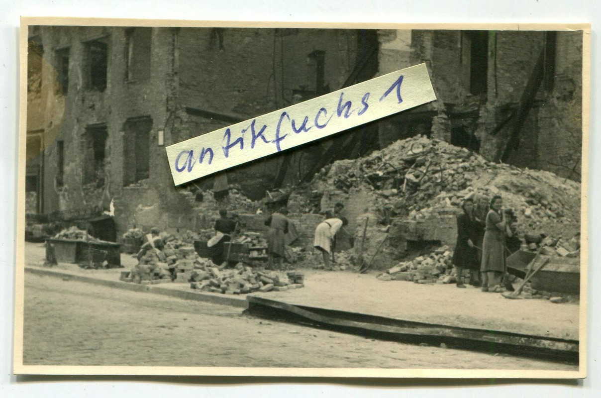 Trümmer-Frauen beim Schutt wegräumen im stark zerstörten Berlin 1945