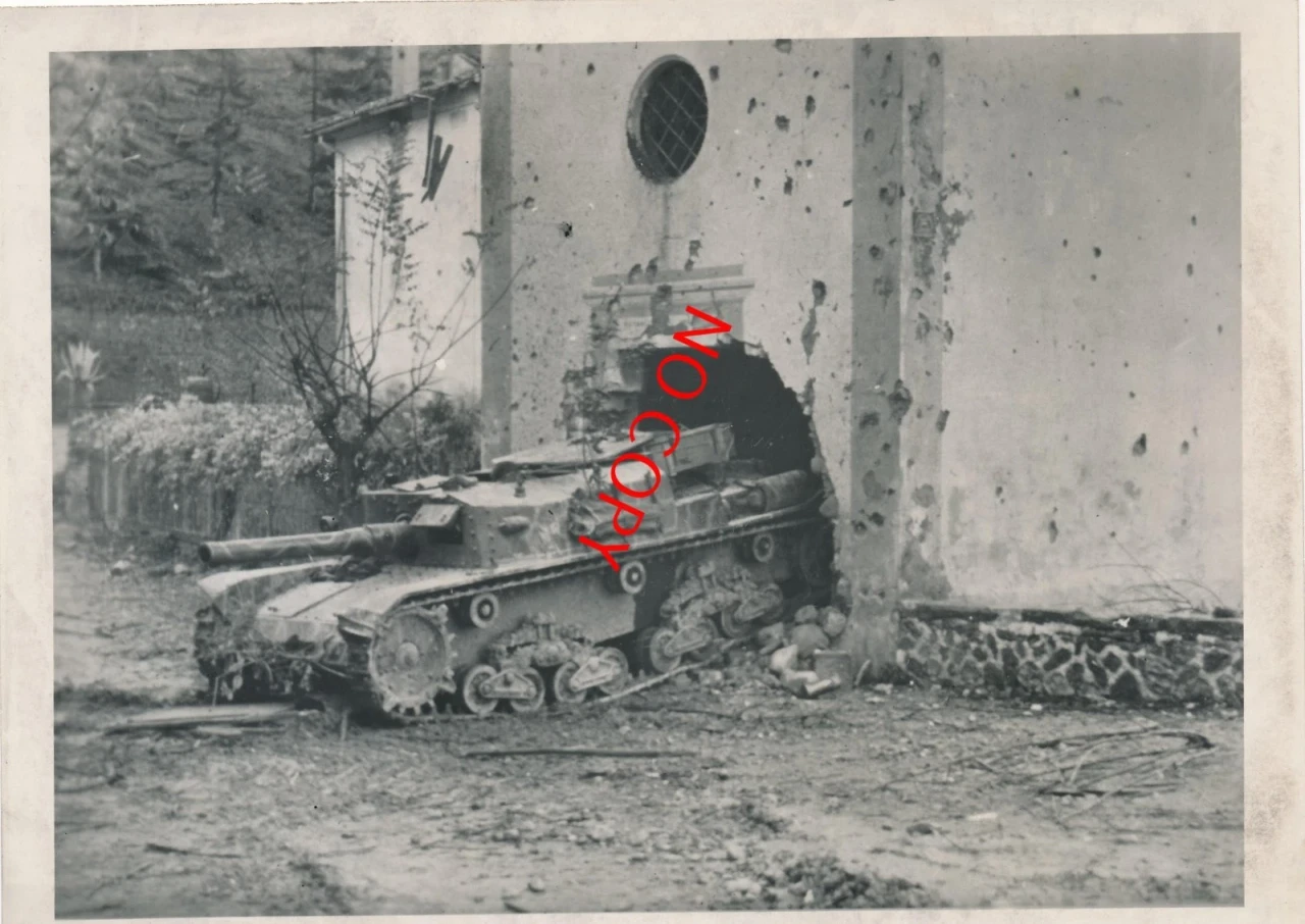 Foto Fallschirmjäger Sturmgeschütz Stu G Panzer Kirche Italien 30 12 44 WK2 PO