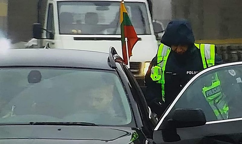 Įdomu, kam priesaiką duoda policininkai? Vėliavai ... ar TS-LGBT ?