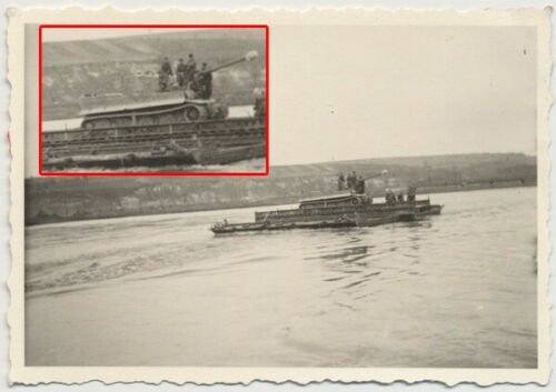 TIGER Panzer 1943 auf Schwimmfähre auf Ponton Ostfront