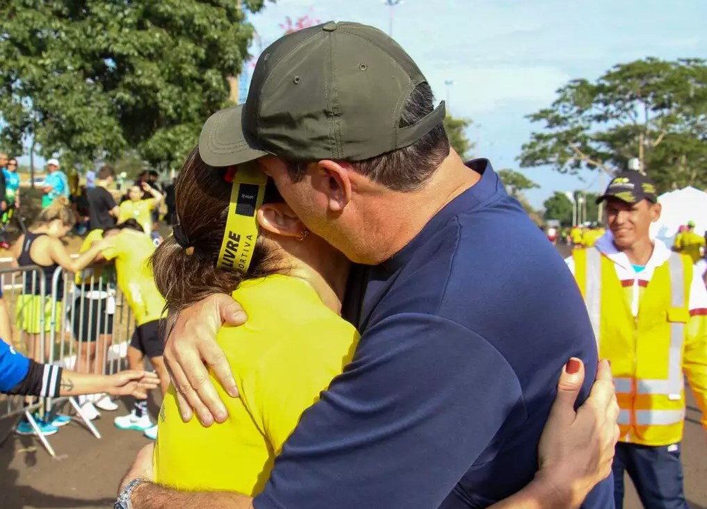 Governador Eduardo Riedel (PSDB) ficou na linha de chegada para receber a primeira-dama com abraço (Foto: Juliano Almeida)
