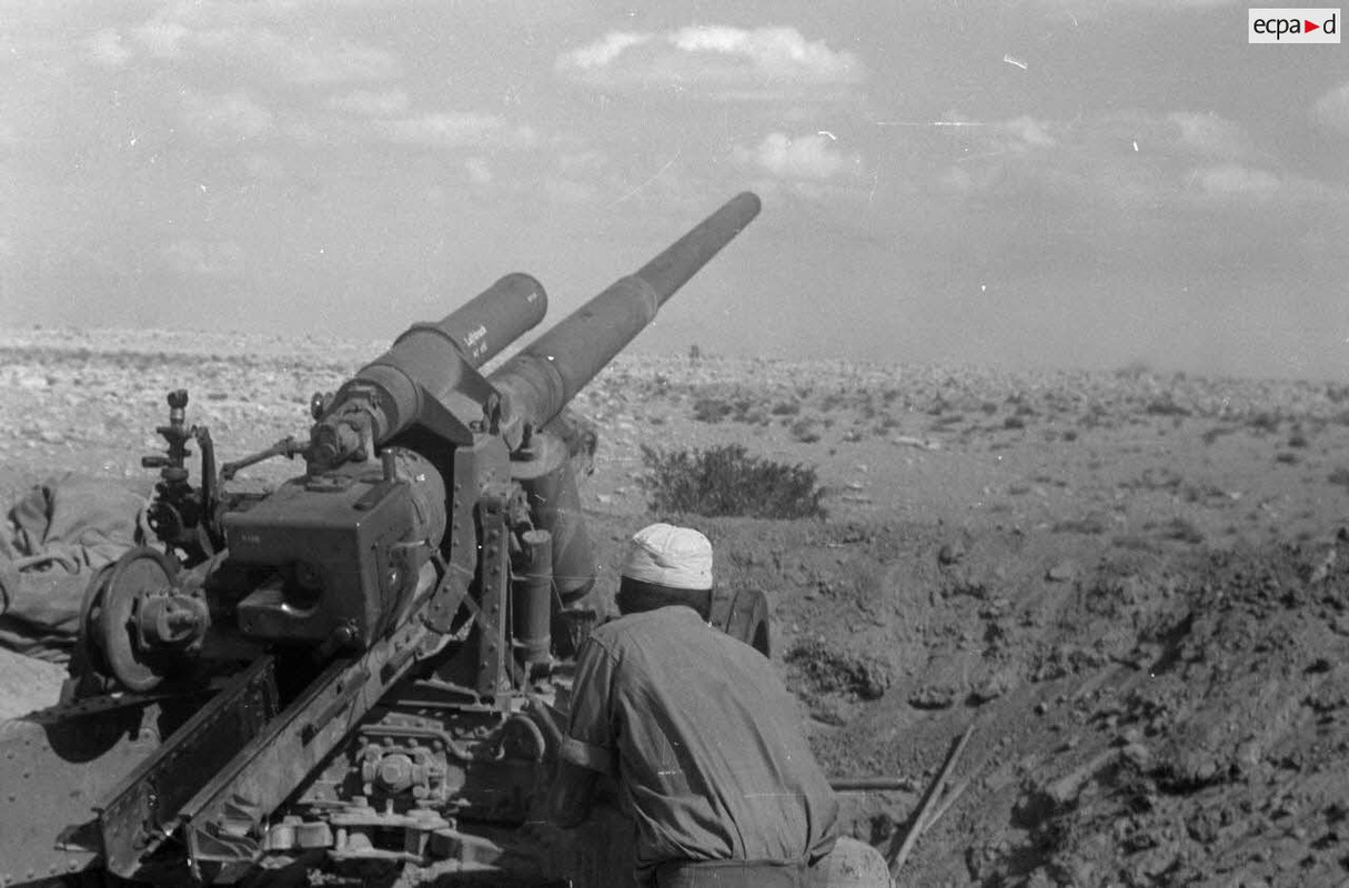 Une batterie de canons 10 cm schwere Kanone 18 règle son tir pour soutenir les blindés (6)
