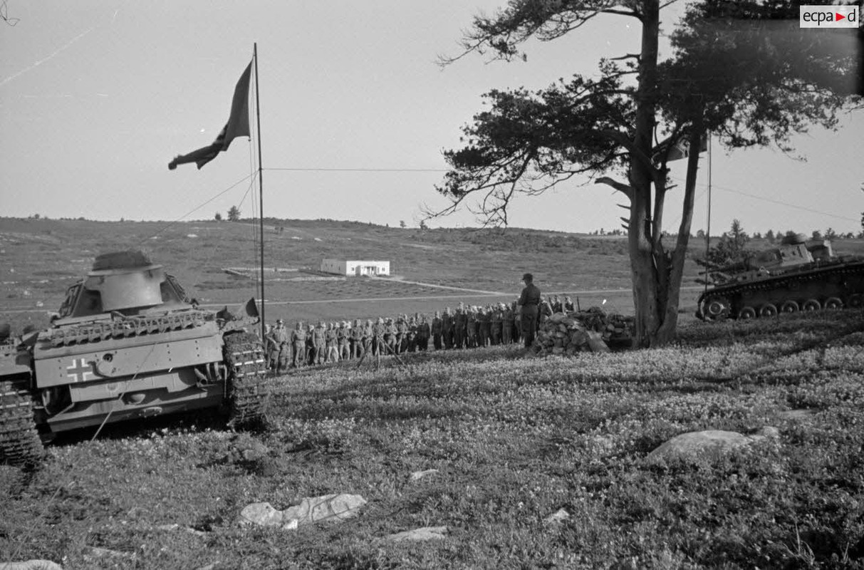 Les chars Panzer III démarrent puis quittent le lieu de la cérémonie militaire (12)