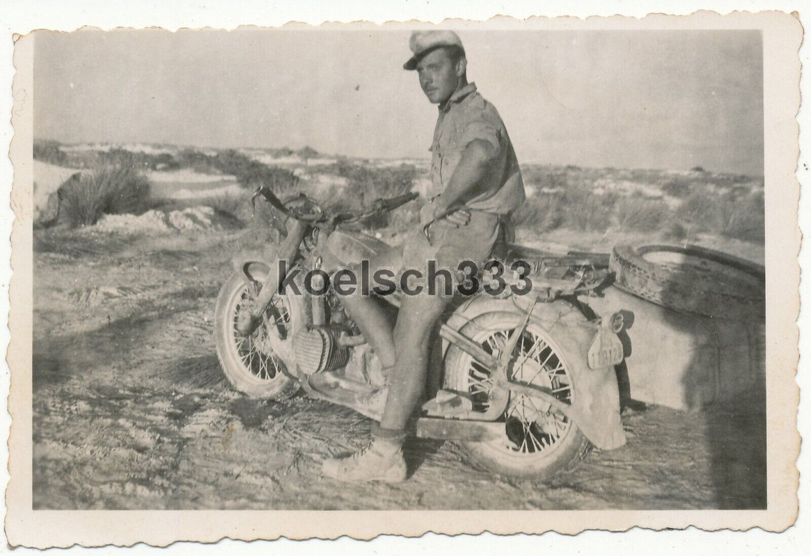 Foto Afrika Korps Soldat auf BMW Motorrad in der Wüste Wehrmacht DAK 21. PD