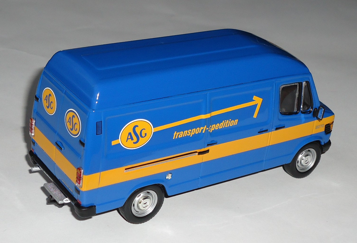 Mercedes-Benz-207D Van1