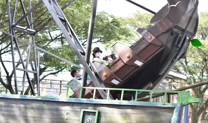 Pengunjung tengah menikmati wahana di World Of Wonders Theme Park yang kini menjadi salah satu tempat wisata favorit di Tangerang, Banten.