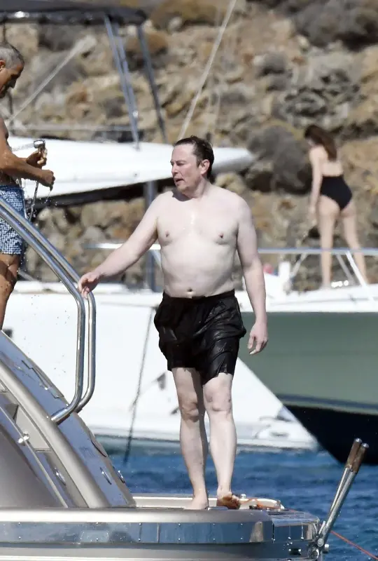 elon-musk-shirtless-mykonos-12.webp