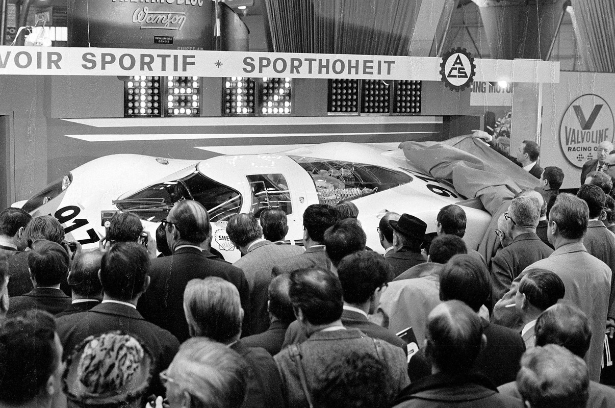 PORSCHE_El momento del descubrimiento del nuevo 917 en el stand 