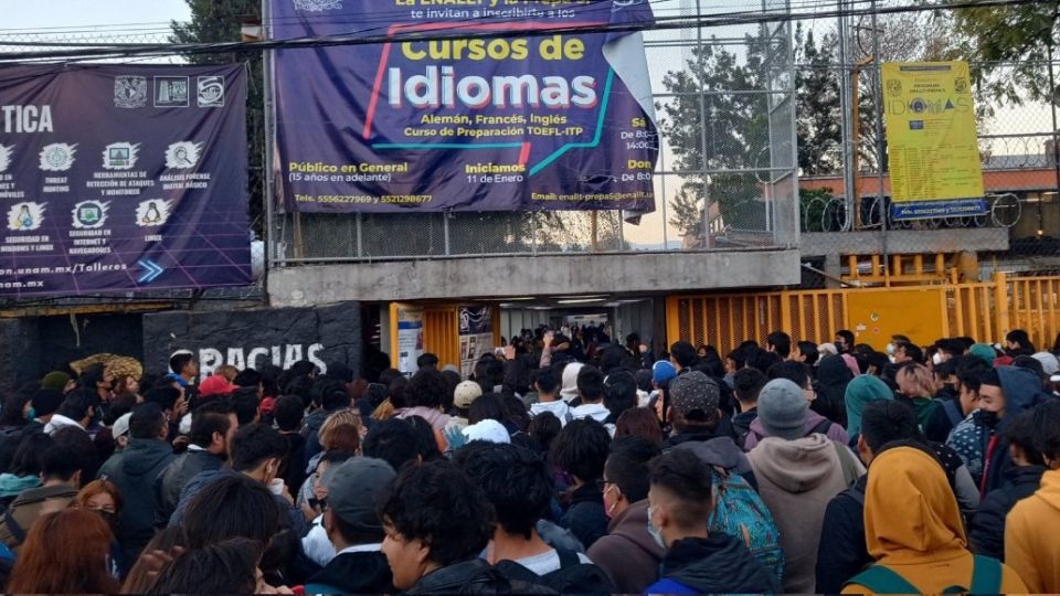 (VIDEO) Tensión en la UNAM: Encapuchados toman la Prepa 5; estudiantes entran a la fuerza