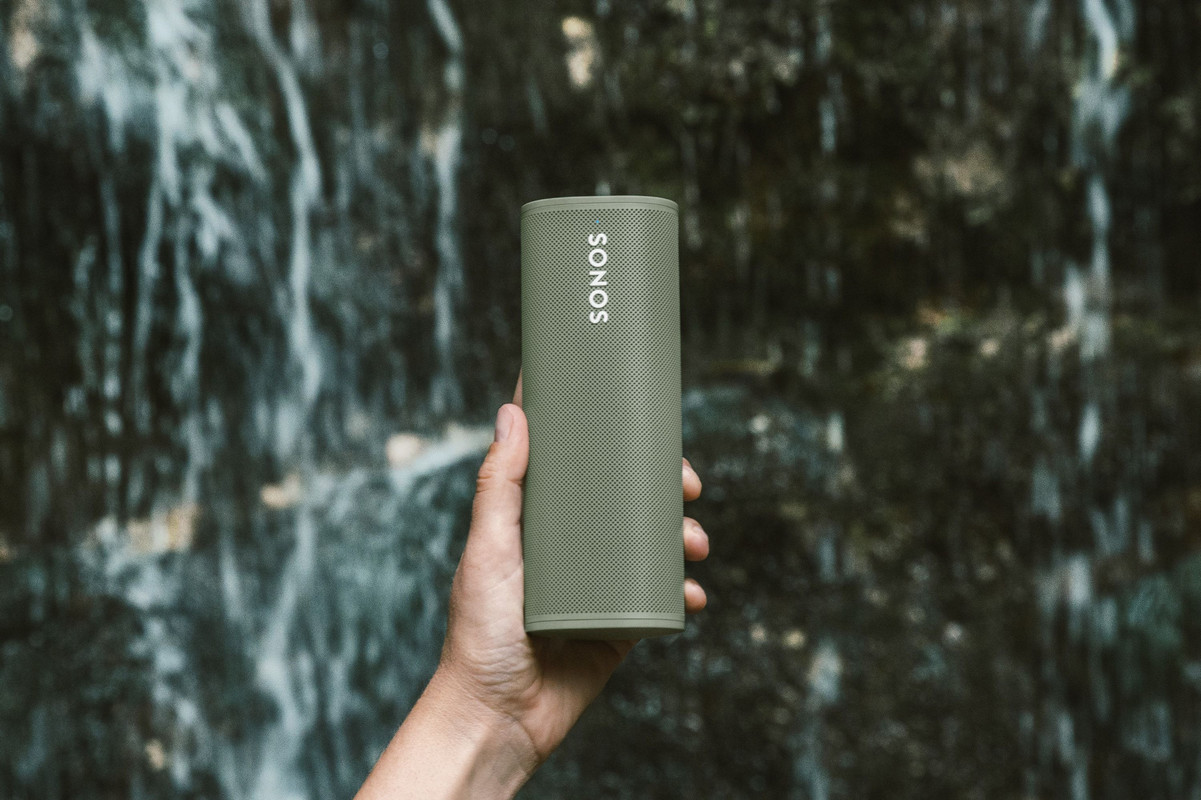 Bocina Sonos Roam en una elegante sala de estar, mostrando su integración con el hogar.