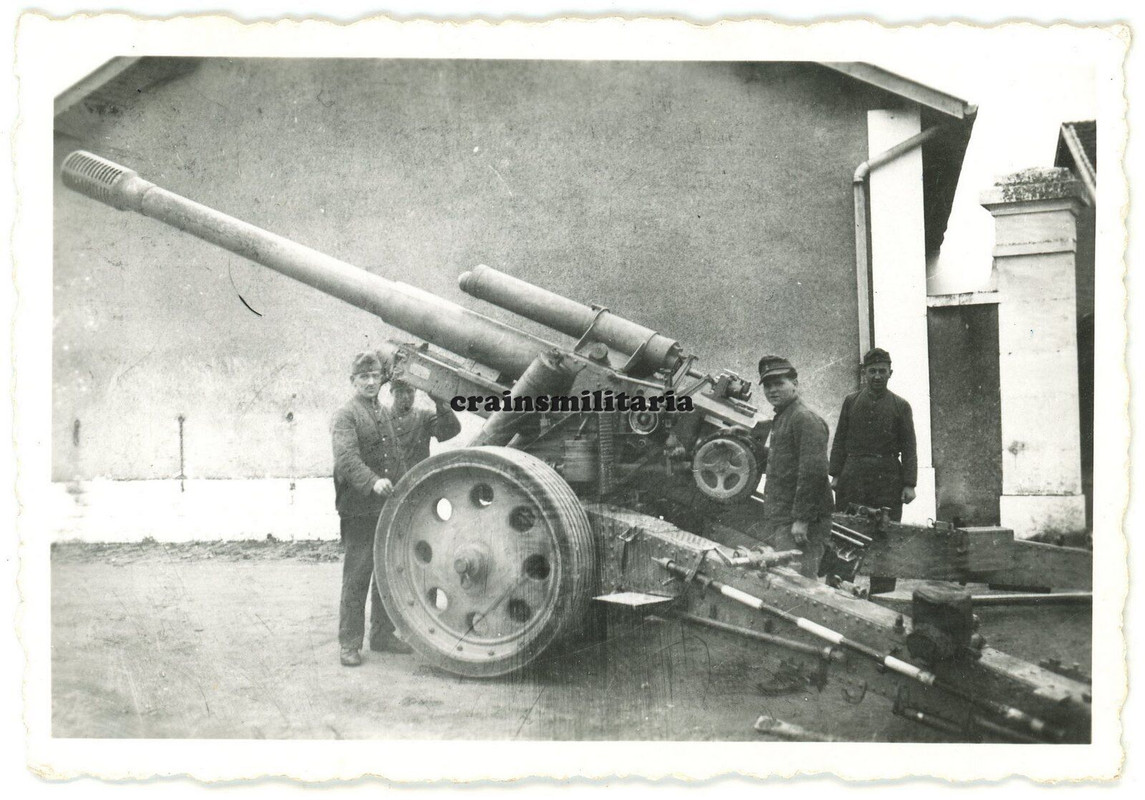 Orig. Foto Soldaten mit Artillerie Geschütz in Kaserne BEAUNE Frankreich 1943 .
