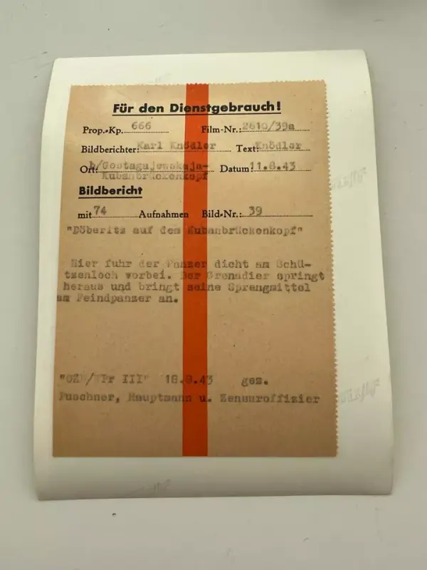 Foto Kuban Brückenkopf, Nahkampfschule 1943, Panzer Nahkampf mit Sprengladung (2)