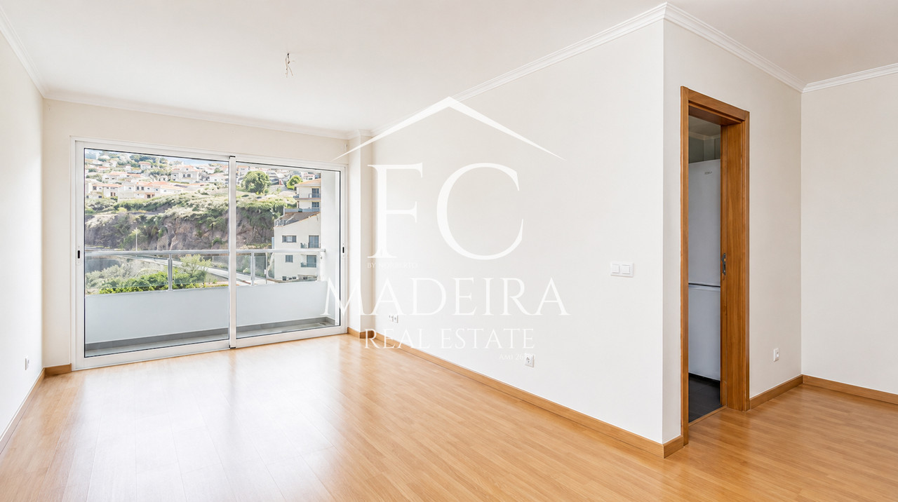 Apartamento T2 com Garagem no Centro do Caniço