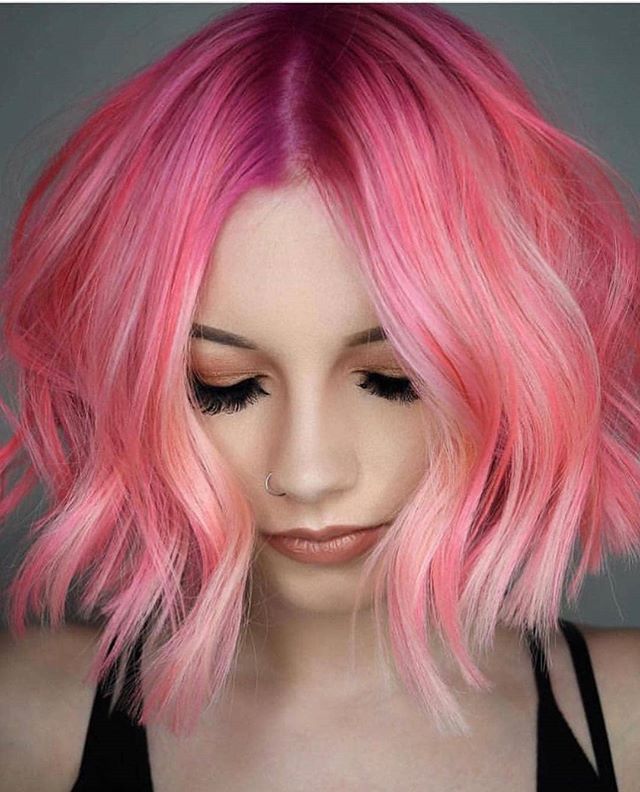 talasasta pastelno roze paž/bob frizura