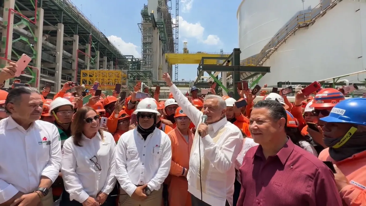Trabajadores de la Refinería de Tula piden a AMLO: ¡ Reelección!