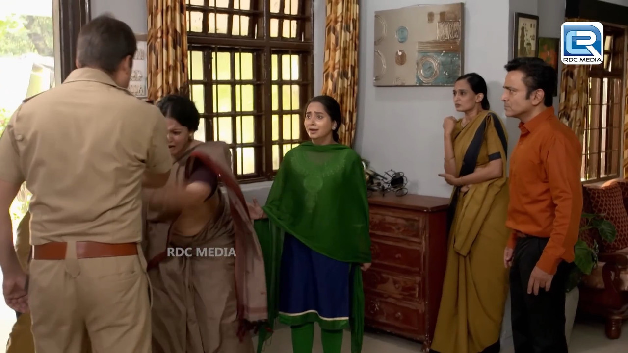 Anuya bagath saree scenes from crime alert.mp4_snapshot_00.47.321