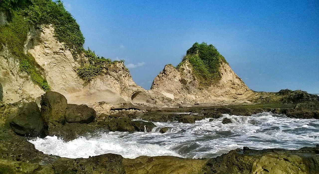 Menikmati Keindahan Pantai Karang Nini di Pangandaran