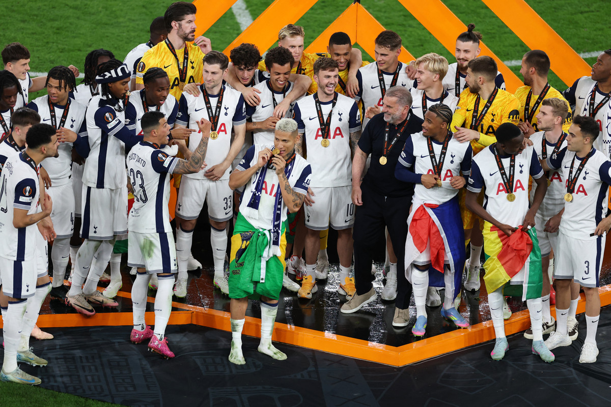 Elenco do Tottenham antes de receber a taça da Liga Europa (Foto: REUTERS/Juan Medina)